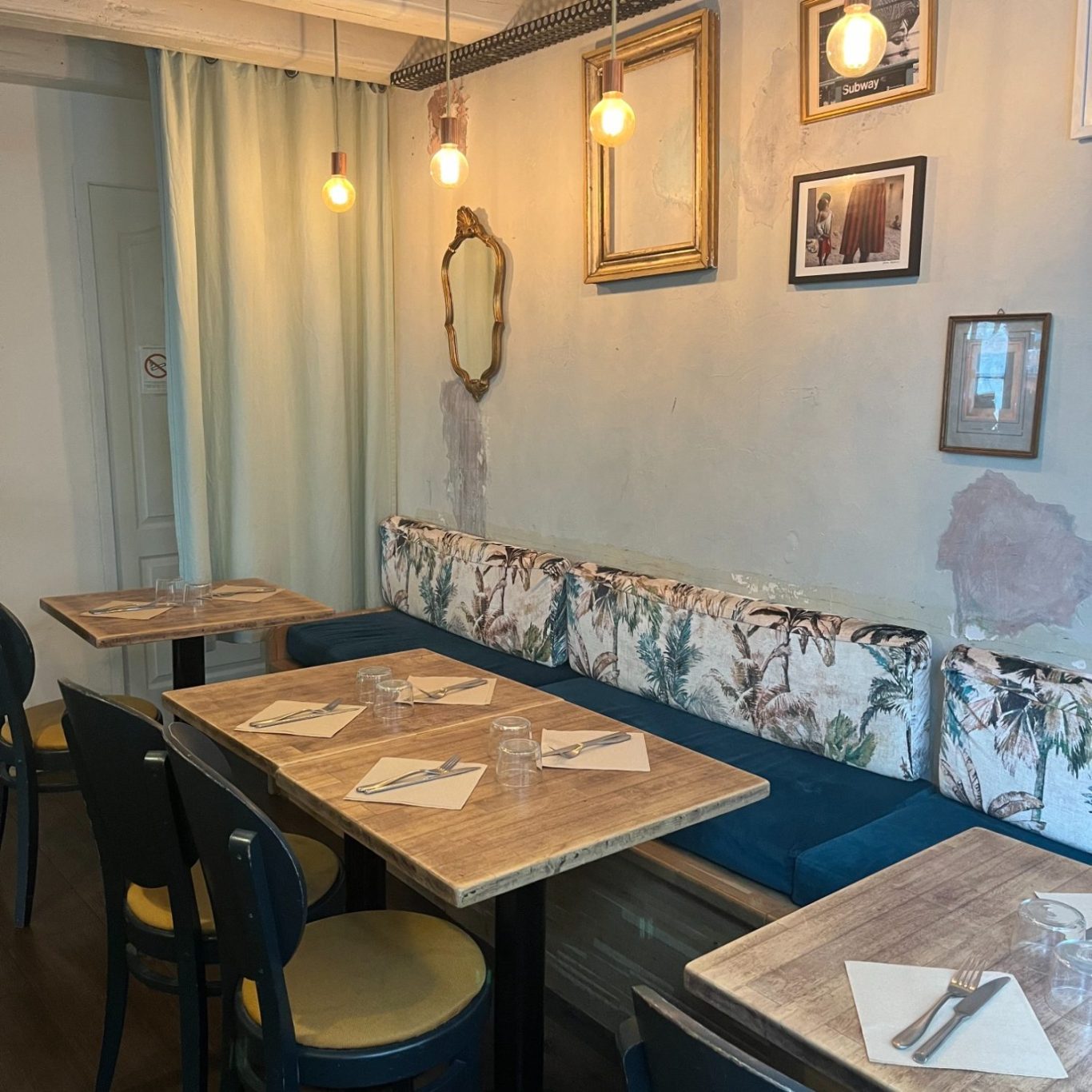 Petite salle Aperçu des tables et banquettes de la petite salle